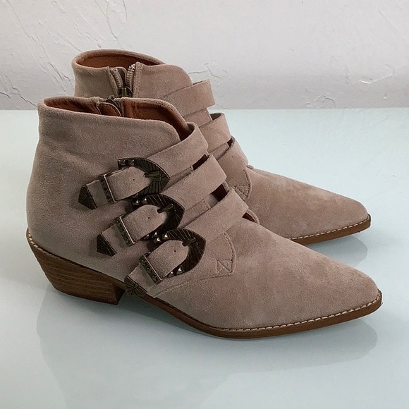 BEAST FASHION Shoes - Beast Fashion pointy leather triple buckle western heels Tan booties size 6 NWOT